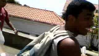 Caio Baratão Fuma Escondido & Esconde Cigarro Na Moxila