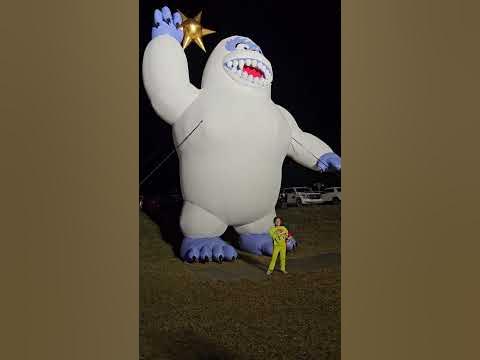 50 foot abominable snowman inflatable - YouTube