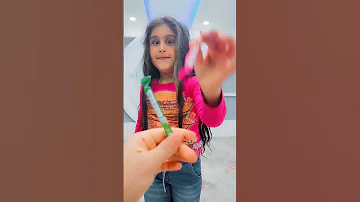 كل حدا اختار الحلا الي بلون البلوزة تبعو بس هيلين ليش غيرت بلوزتها للون الاخضر 