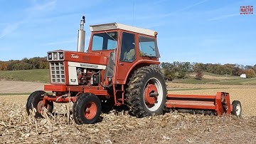 INTERNATIONAL 1066 Turbo Tractor Chopping Corn Stalks
