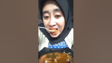 makan seblak pas hujan 🌧 #shorts #viral #viralshorts #trending #seblak #kuliner