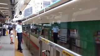 JR東日本東京駅でE2系J66編成（200系カラー）+E3系L65編成（シルバーカラー）の入線シーン(2023年8月20日日曜日)携帯電話で撮影