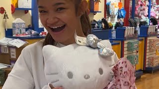 Buying the new HELLO KITTY BUILDABEAR! 💕💕