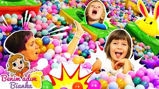 Top havuzu videosu! Nikola topların arasında kayboluyor! Çocuklar için eğlenceli oyunlar!