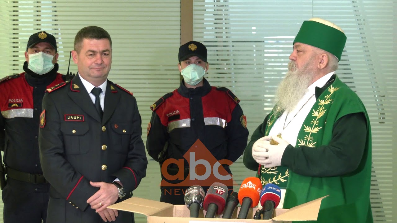 Baba Mondi i dhuron maska mbrojtese dhe dezinfektante Policise se Tiranes | ABC News Albania