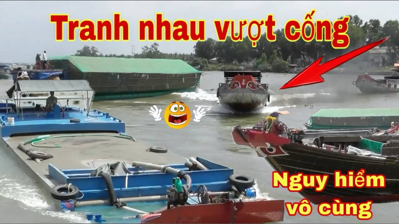 Ghe chở Trấu va vào thành cống.ghe sà lan đua nhau vượt cống.quá kịch tính