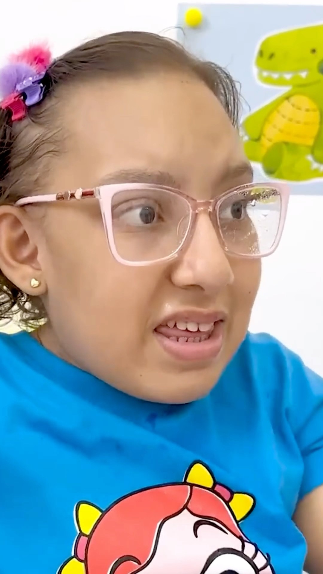 Maria Clara mostra como as crianças pequenas devem se comportar #shorts