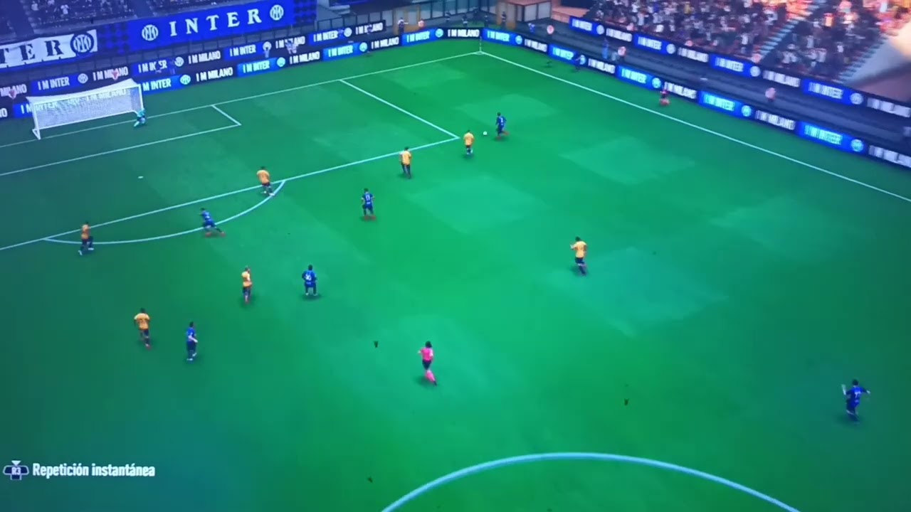 Berardi para el 2-1 del Inter ante la Roma en San Siro