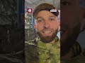 ضابط سوري يهدي عضو الوفد الروسي شارة العصائب الحمراء أثناء زيارته المعرض العسكري للثورة السورية