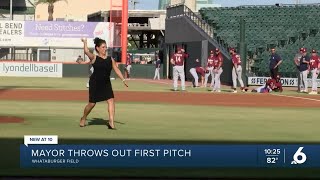 Corpus Christi Mayor throws out ceremonial first pitch for 'Bark in the Park' Hooks game