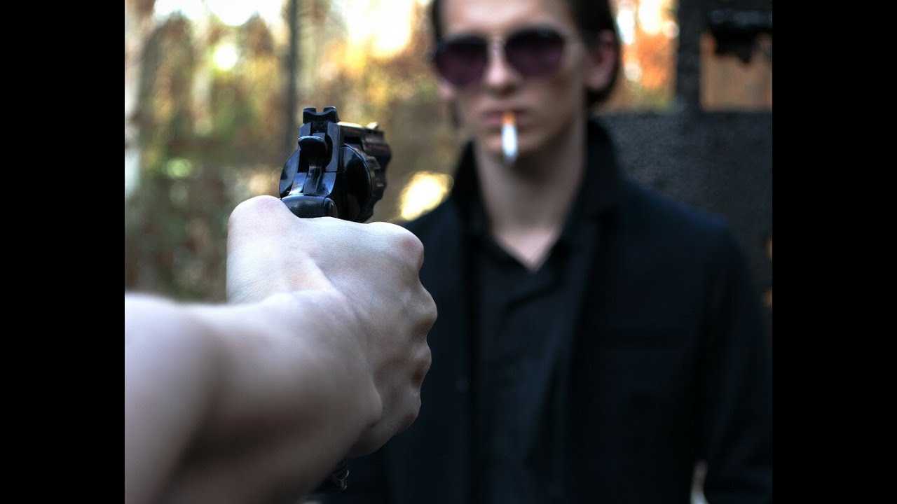 Видео стрельбы от первого лица. Человек с пистолетом. Парень с пистолетом. Мужчина с пистолетом в руках.