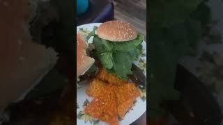 Una buena conversación con una amburgesa 😋