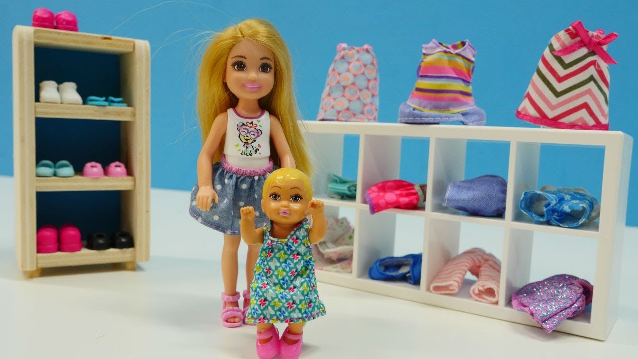 Barbie ailesi bebek için alışveriş yapyor - YouTube