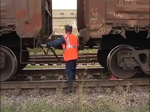 Осмотрщик вагонов. Нестандартные ситуации для локомотивных бригад. Прицепка-отцепка вагонов. Чмэ3 сцепка. Сцепка эп2к и пассажирского вагона.