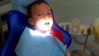 Лечят зубы у Матвея , без укола, очень больно