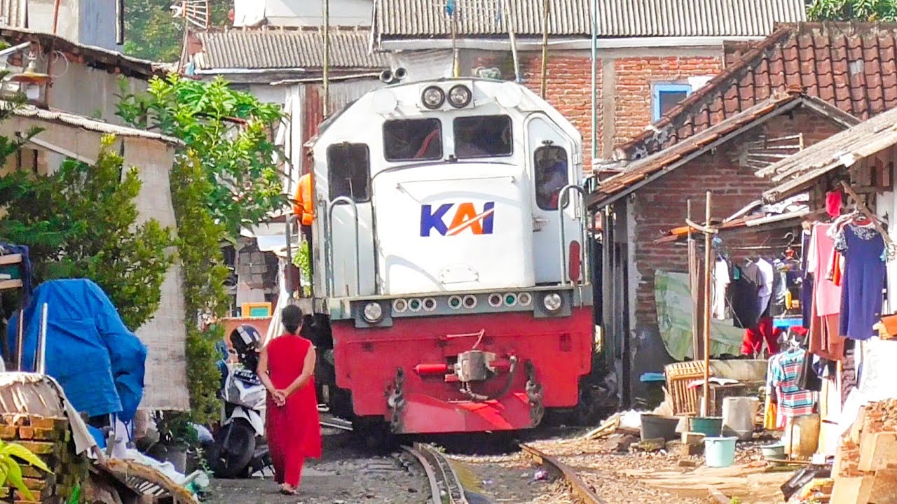 BIKIN HEBOH! Kereta Api Ini Tiba-Tiba Blusukan Masuk Gang Sempit Ditengah Rumah Warga