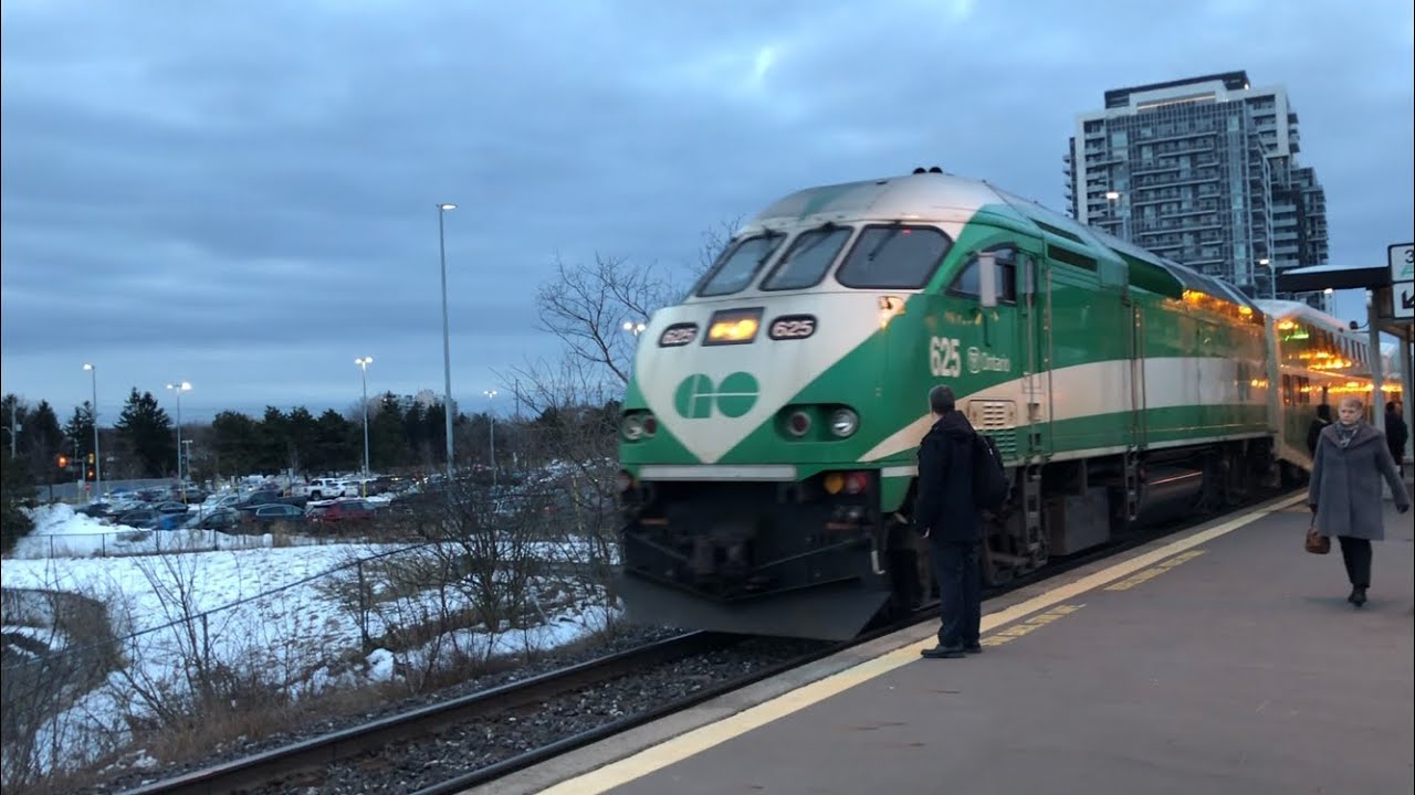 Go Train 625 Burlington go station - YouTube