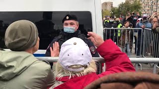 Протестующих в Москве глушат песней "Дядя Вова, мы с тобой" | Акция КПРФ #shorts