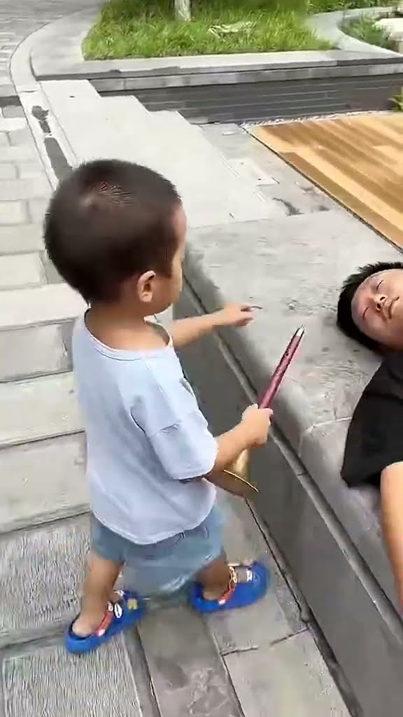 爸爸又睡着了，好好吹喇叭！#Cute baby#Cute#呆萌小米宝#聪明宝宝#萌娃