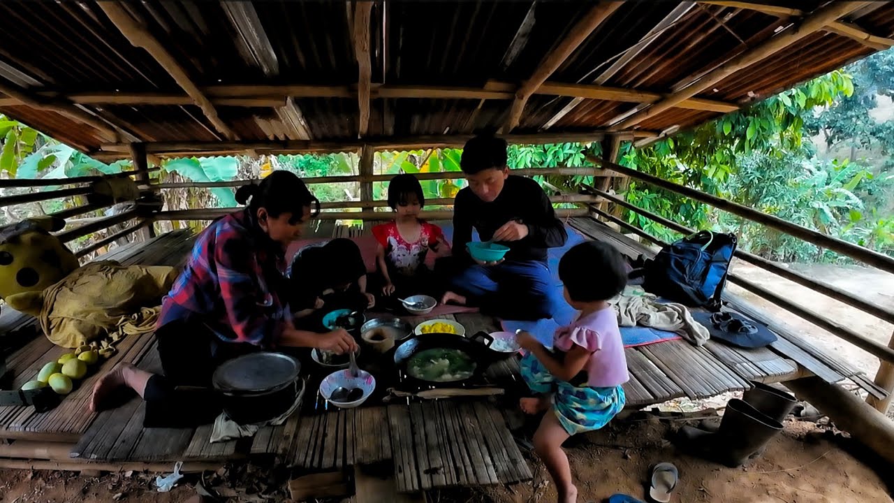 พาครอบครัวไปนอนกระท่อมในไร่กลางป่า เก็บผักที่แม่ปลูกไว้มาทำอาหารกินเหมือนมีบ้านพักตากอากาศส่วนตัว