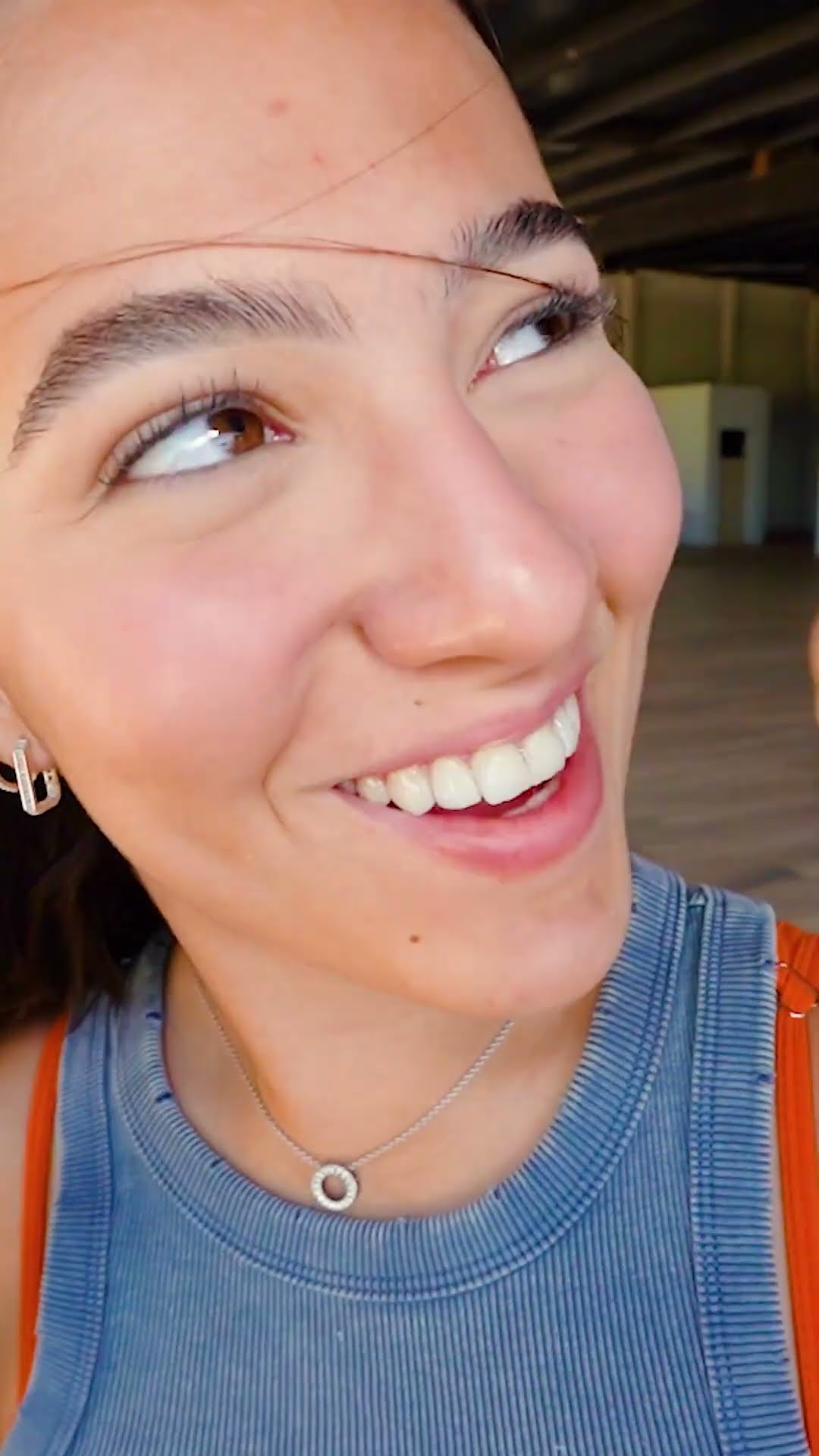 JULIA ESPIONANDO CAUÃ!!