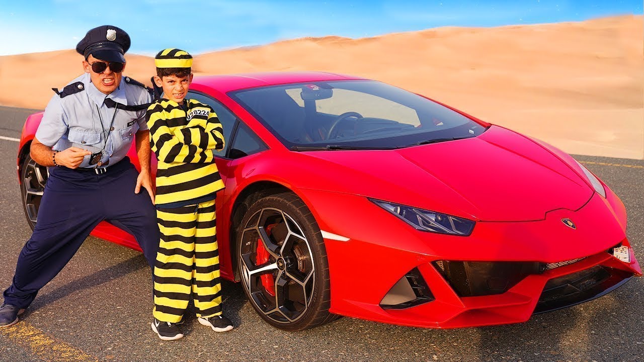 Jason y Alex como policías mantienen el orden