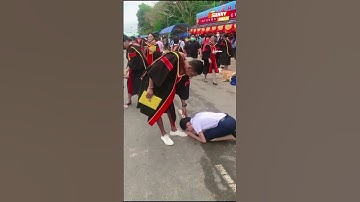 Xúc động hình ảnh em gái khoác áo cử nhân cho anh trai ngày tốt nghiệp