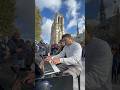 On improvise au piano devant notre dame thumbnail