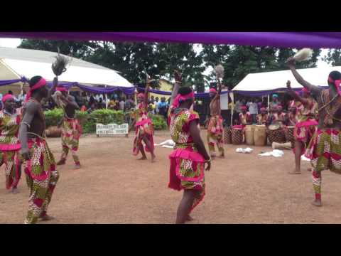 Scholl children performing bawa dance