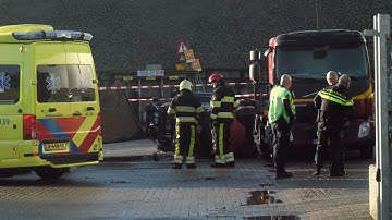 Ernstig gewonde na omvallen heftruck Joure
