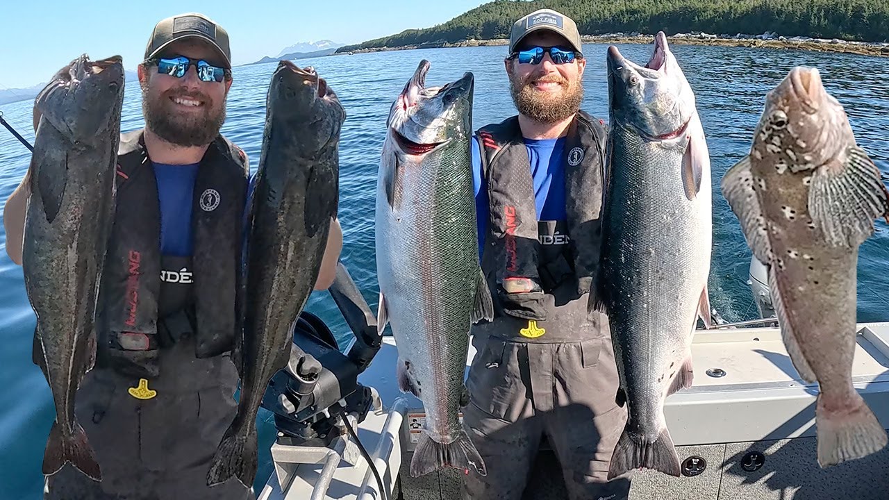 Безумная ловля кижуча и черного окуня на глубине! Рыбалка на лосося и черного окуня на Аляске! Дж...