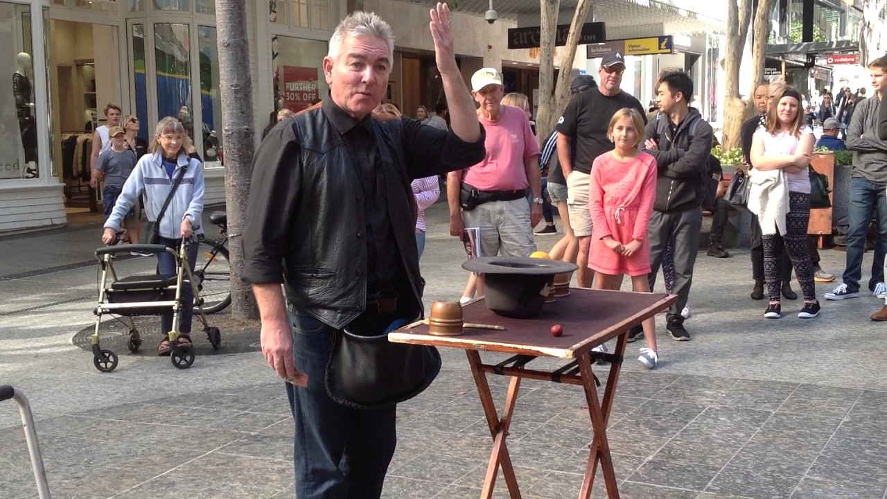 Brisbane street magician (AWESOME MAGIC)