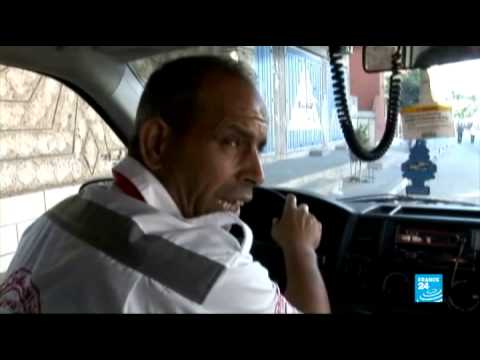 غزة سيارات الاسعاف تجوب الشوارع بحذر