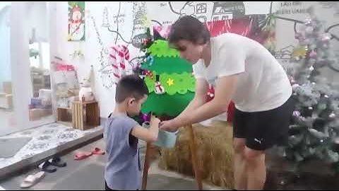 Tiếng Anh Giao Tiếp Tại Phan Thiết: Pooh practices talking about Christmas