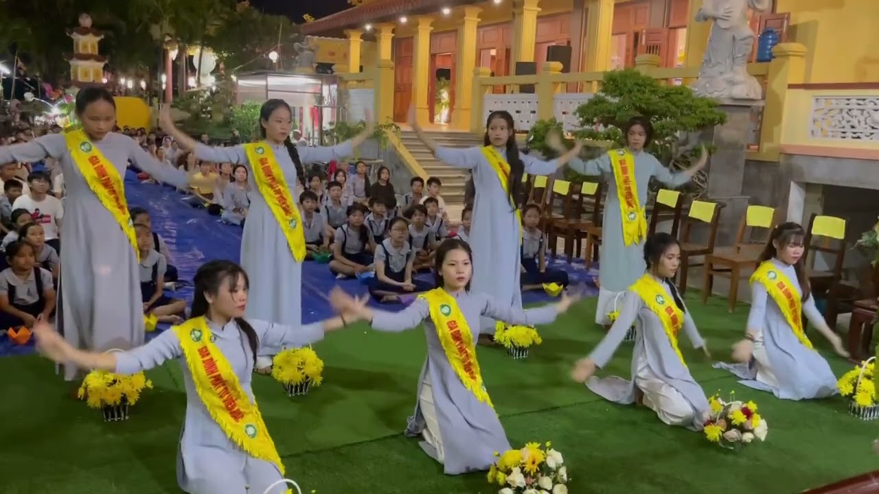 Múa dâng hoa ngày rằm tháng 7 vu lan