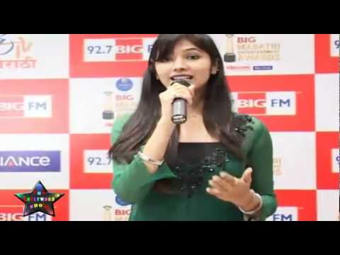 sexy-anchor-of-popular-big-marathi-entertainment-awards-2011