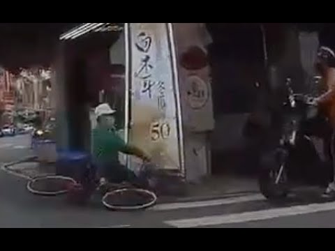 【車禍影片】 還敢逆向阿阿伯，這次撞到鐵板了吧（物理）（2023.04.29 高雄市三民區鼎山街
