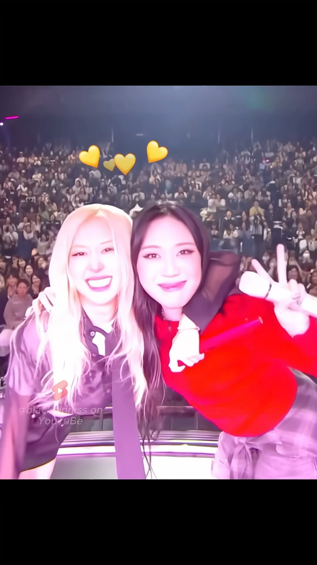 Rosé forgot to pose at the end of the song with Youngji!! ? #blackpink #rosé