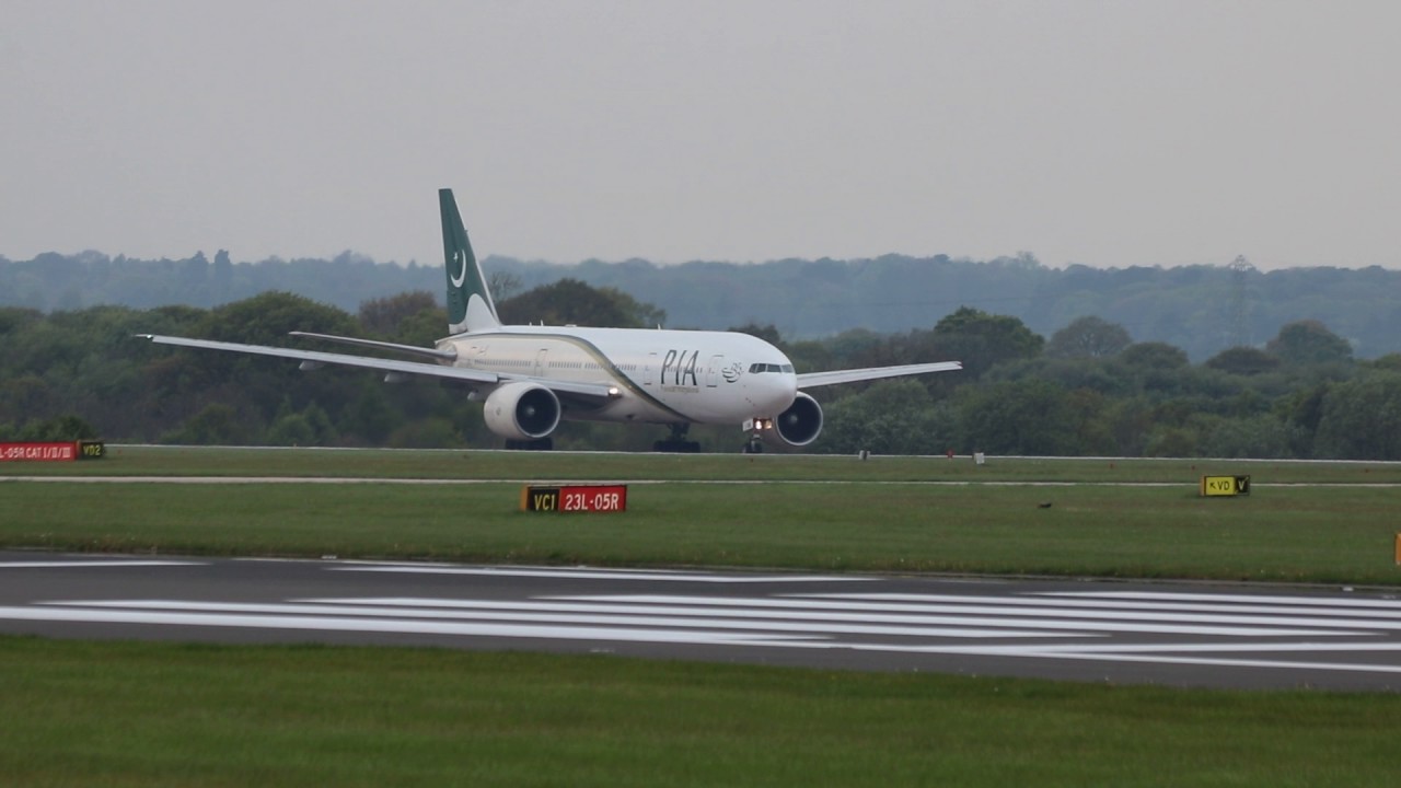[4K] Pakistan International Airlines PIA PK702 AP-BHW Boeing 777-340 ER Takeoff from MAN 1/08/18