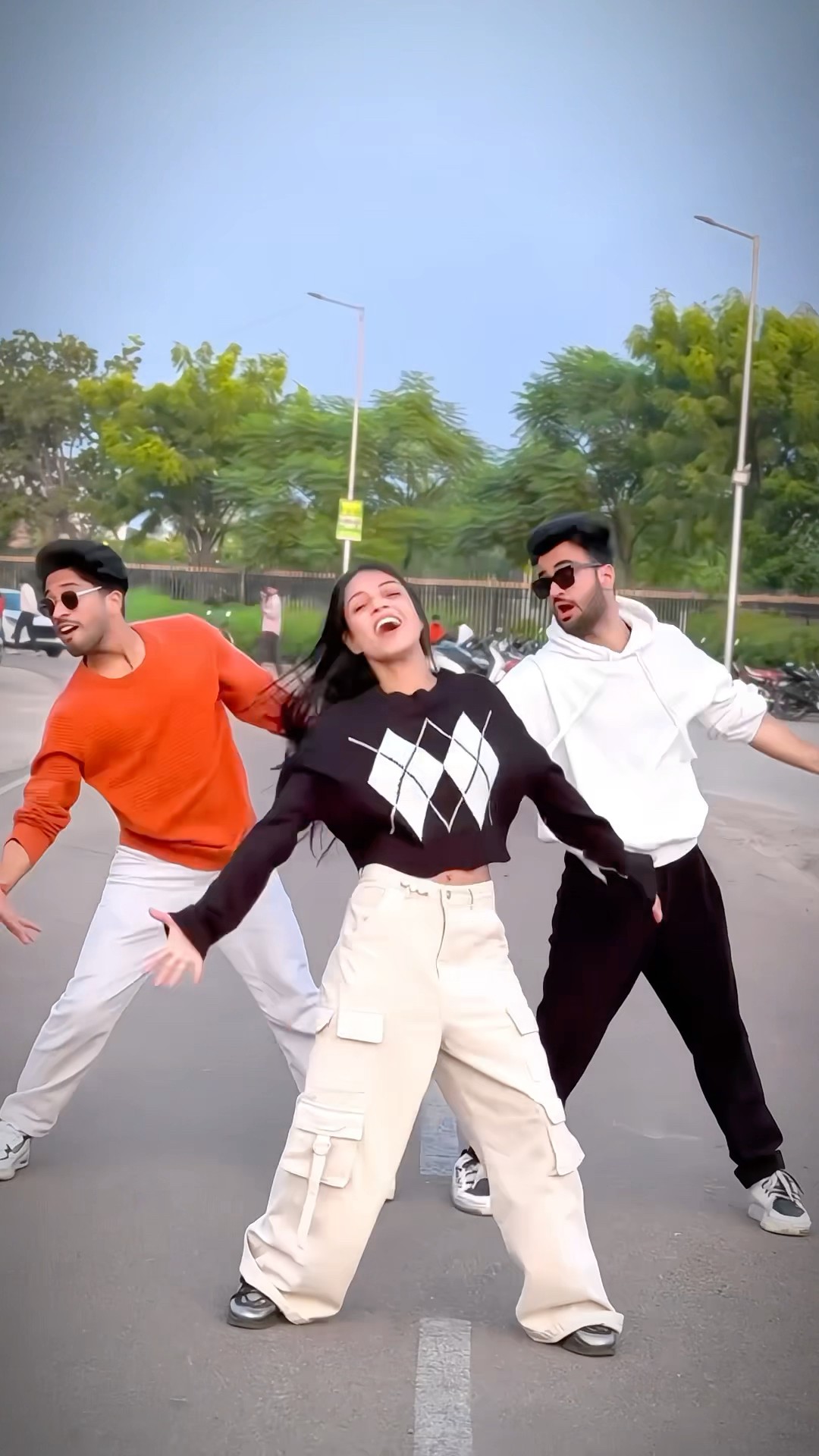 Chalo boys ke sath dance krte hain ??? #youtubeshort #rajjufam #shorts #youtuber #viralshort