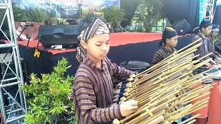 Kolaborasi angklung dan kulintang