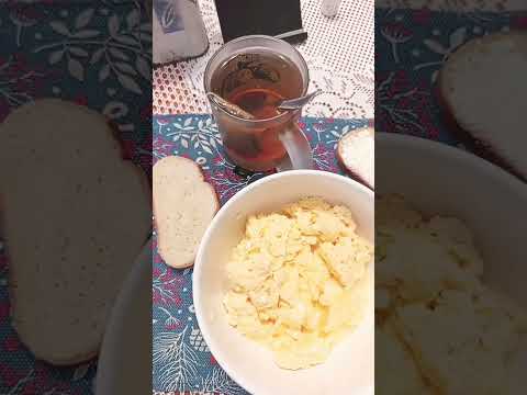 Доброе утро! Всем приятного аппетита. Запеканка,чай , хлеб,один с маслом.