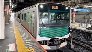 【EV-E301系V4編成 OM入場回送】EV-E301系ヤマV4編成(ACCUM)が回送電車として警笛を鳴らして大宮駅3番線を発車するシーン(回8632M)2023.2.6〜当編成は初入場!〜