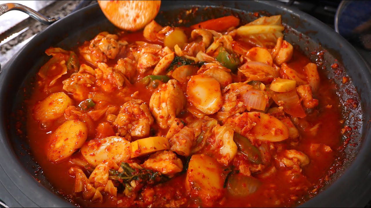 Spicy chicken and vegetables (Dakgalbi: )