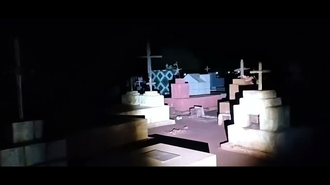 Não estávamos sozinhos no cemitério, câmera capta sombras e sons bizarros no cemitério