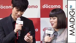 綾野剛、ブルゾンちえみのフィギュアにほれぼれ？　「美しい…」　「NTTドコモ」新商品発表会1