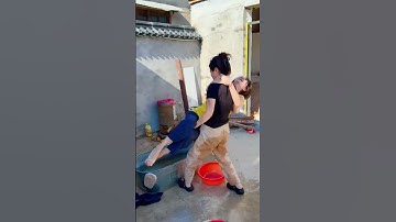 Làm chị ngồi vào chậu nước ướt hết người