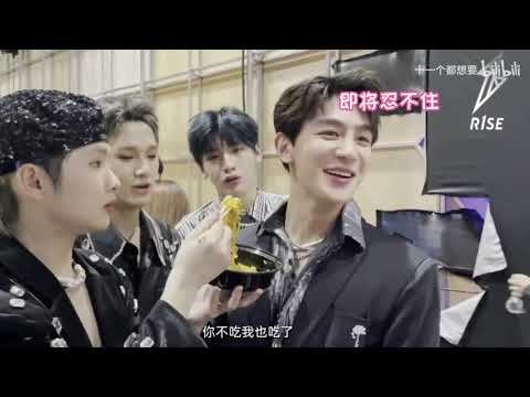 《周震南 Vin Zhou Channel》【R1SE】R1SE全员玩“谁先笑谁输”游戏，大家为了赢也太拼了