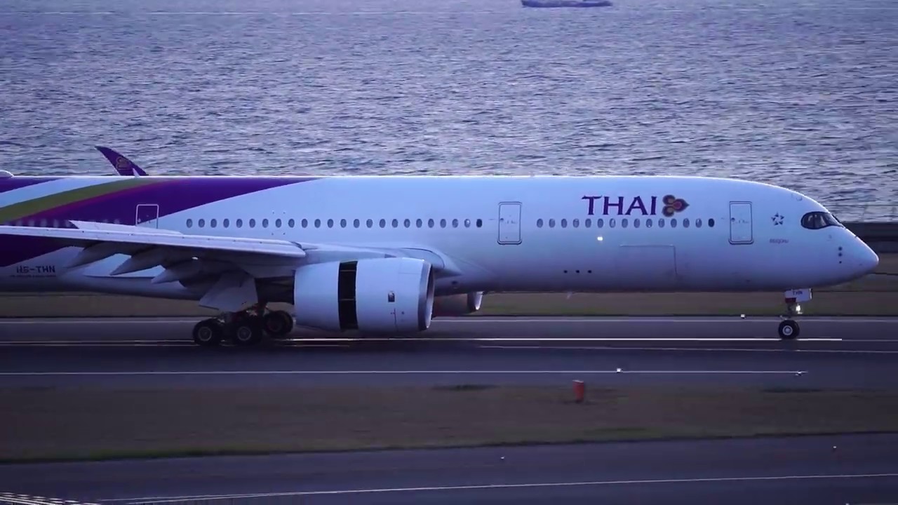 中部国際空港 タイ国際航空 エアバス A350 900 強風の中の着陸 Thai Airways International A350 900 Landing With Strong Wind Youtube