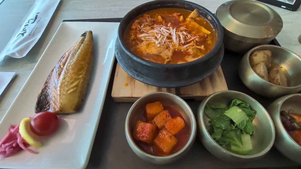 ソウル旅行　仁川空港　江南　グルメ　景福宮　ピョルダマン図書館